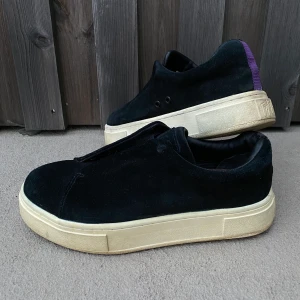 Fräscha Eytys - Säljer mina fräscha Eytys i storlek 39! Enda är att dom är lite slitna på insidan av hälen men inget som stör eller syns utanpå💜650kr + frakt 99kr spårbart 🖤💜🖤💜🖤 (tryck inte på ”köp nu”!)