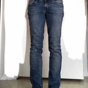 Low waist jeans, Only  - Ute igen pga högsta budgivare aldrig hörde av sig!  Sååå snygga lågmidjade jeans från Only.  Stl. Stl 30/32, raka ben.Jag på bilden har stl S i vanliga fall och de sitter löst och ledigt på mig. Köptes second hand men har blivit liggande  Bud är bindande.
