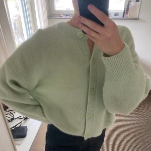 & other stories kofta - Jättefin kofta från & other stories. Använd men i fint skick! Köpt för 800kr. 