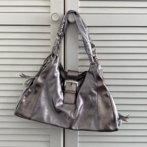 Silvrig stor väska - 😊😊