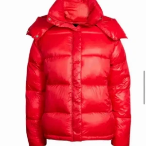 Bikbok Jacka - Röd jacka från bikbok, säljer då den är för stor för mig 💕 storlek xs men oversize🙌🏼 pris kan diskuteras (köpare står för frakt)