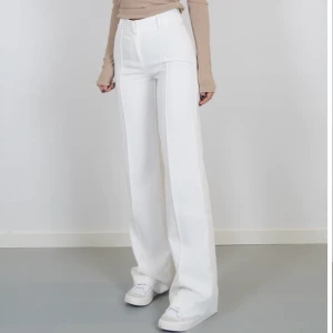 Kostymbyxor från Venderby’s - Aldrig använda på grund av för liten storlek (lappar sitter kvar)!💗 Material: stretchigt, inte genomskinligt. Passform: sitter som andra byxor i XS. Pris: 400kr+frakt. Leverans: via PostNord. Bilder tagna från Venderby’s hemsida. //Linnéa 🫶🏼