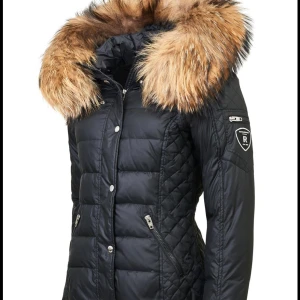 RockAndBlue Zora down jacket med äkta oäls - säljer min rockandblue zora jacket med äkta pälskrage, köpt för några år sedan men använt en vinter mycket varsamt. jätteskön men inte min stil längre, säljer den för bra pris och skriv för bilder på!💕 köp för 3600kr