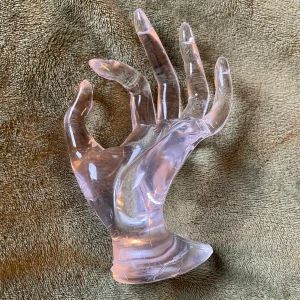 smyckesförvaring - Super fin genomskinlig hand som håller ringar ❣️ säljer för 80kr 💋 
