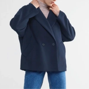 Marinblå, kappa  - Super fin marinblå kappa från Lindex  i xs, helt slutsåld på hemsida och i butik. Den är oandvänd och har prislapp kvar. Säljer pga har redan en liknande . Tryck inte på köp deräckt utan skriv för intresse💗 