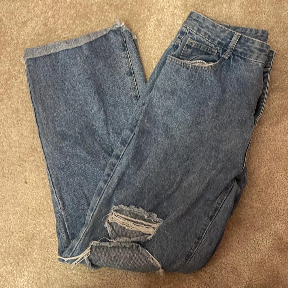 Ripped baggy jeans som är knappt använd. i jättefint skick. Dm för mer info.. Jeans & Byxor.