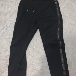Hugo boss byxor - Hugo boss byxor i bra skick, storlek S