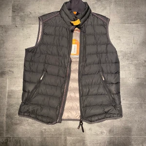 Parajumpers väst - Parajumpers väst som aldrig är använd, därmed tags kvar.  Retail: 3699:-  Pris kan diskuteras vid snabb affär!