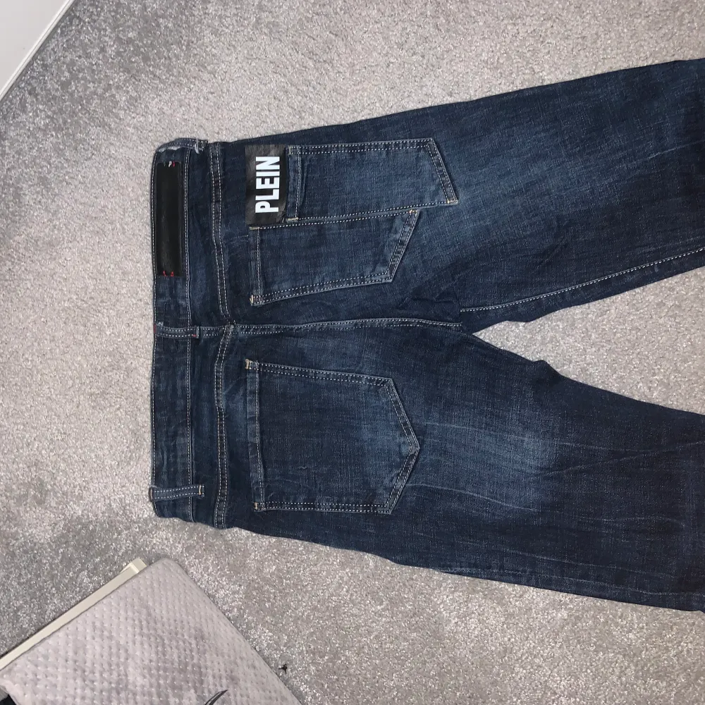 Philipp plein jeans köpta i italien, storlek 46 men känns mindre i storlek. Jeans & Byxor.
