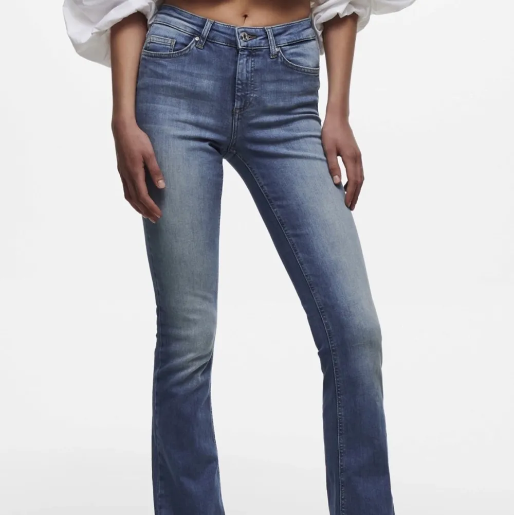 Midwaist jeans från only. Aldrig använda då lappen finns kvar. Säljer då dom var lite för långa för mig. Nypris 500kr säljer för 300kr ❤️. Jeans & Byxor.