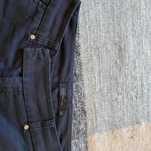 Stockh lm jeans lågmidjade stl 38 - byxorna är i väldigt gott skick köpta för ungefär 700kr dom är förstora för mig därav inte perfekta bilder