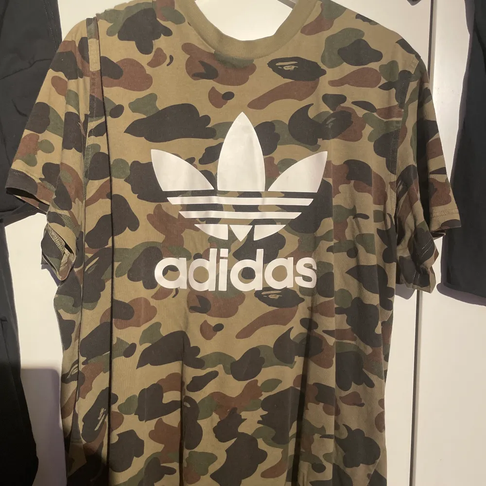 Bape och Adidas tröja släpptes 2018 Finns på vissa hemsidor som tex Goat.com där tröjan säljs för 250-350 Dollar. T-shirts.