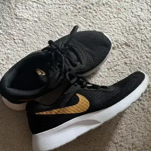 Ett par träningsskor perfekta för powerwalks eller för gymmet från Nike i strl 37,5 & passar mig som en är 37/38 perfekt! Sparsamt använda inomhus fåtal gånger och de är sjävklart avtvättade 🖤