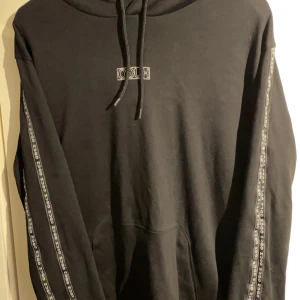 Hugo boss Hoodie - Hugo Boss tröja med skönt träningströja-material och stripes på armarna med ”Hugo boss” om om igen