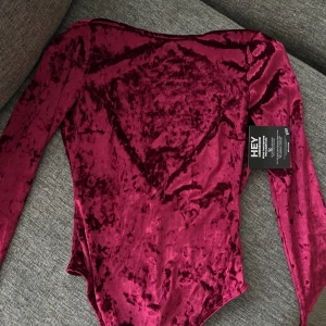 Body från Nelly - Wine Red body  helt ny