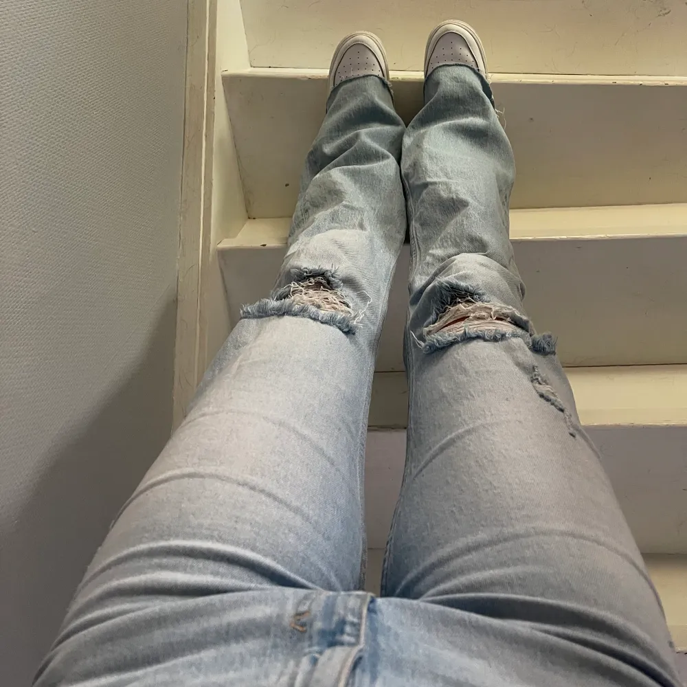 Långa jeans från Zara med slitningar 💙. Jeans & Byxor.