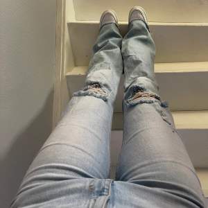 Långa jeans från Zara med slitningar 💙