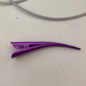 Lila hårklämma - Använd men i väldigt bra skick, vet inte vart den är köpt därav det låga priset 💜Frakt: 15kr