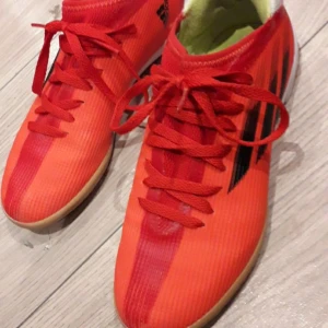 Futsal inomhus fotbollsskor adidas - Använda en halv futsal säsong . Fint skick är dom. 