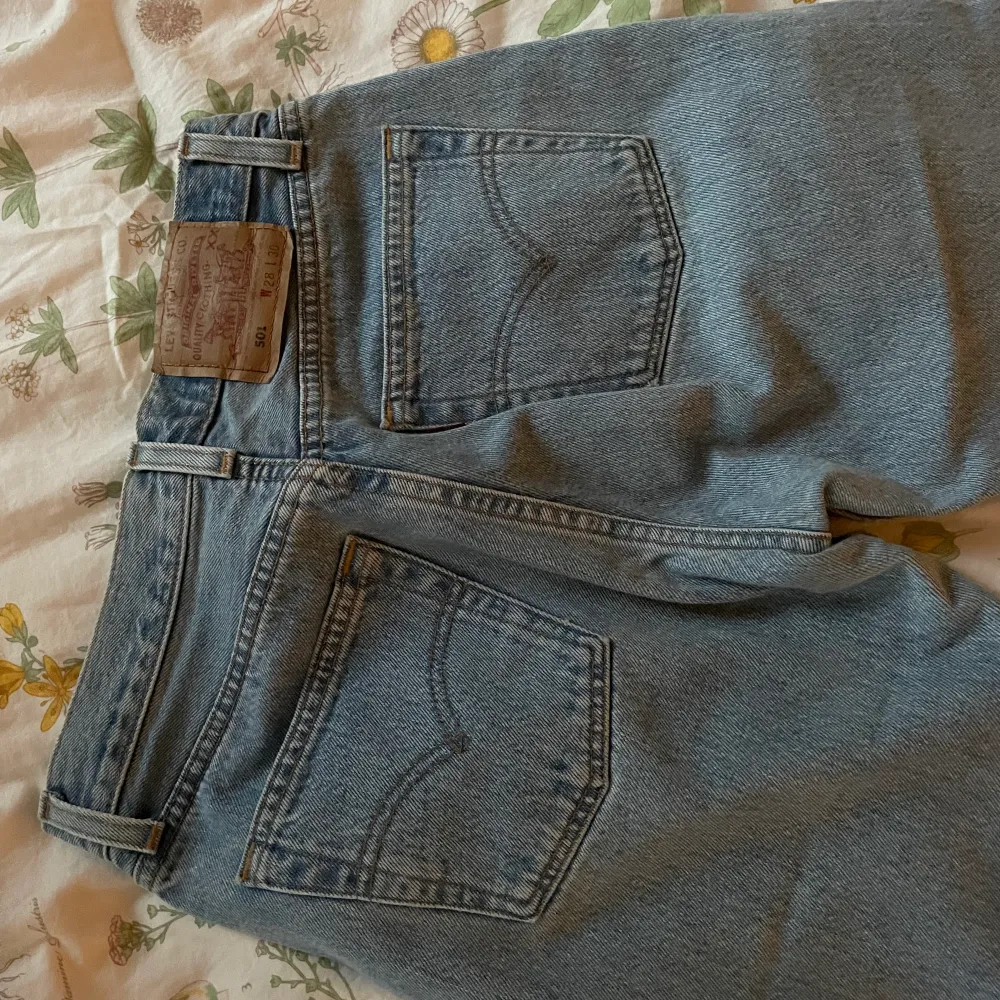 Fräscha Levi’s jeans som passar S/XS. Ljusblå. Går till anklarna till mig som är 169.. Jeans & Byxor.