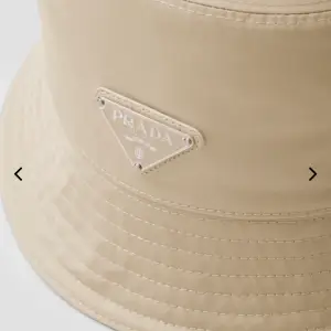 Prada bucket hat i färgen beige (kvitto & äktehetsbevis finns)
