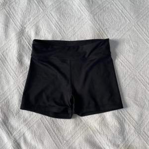 Säljer nu dessa tränings shorts ifrån H&M💗