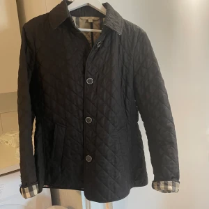 Burberry jacka - Snygg och stilren Burberry jacka strl XL men upplever den mer som L. Säljer pga inte min stil längre. 