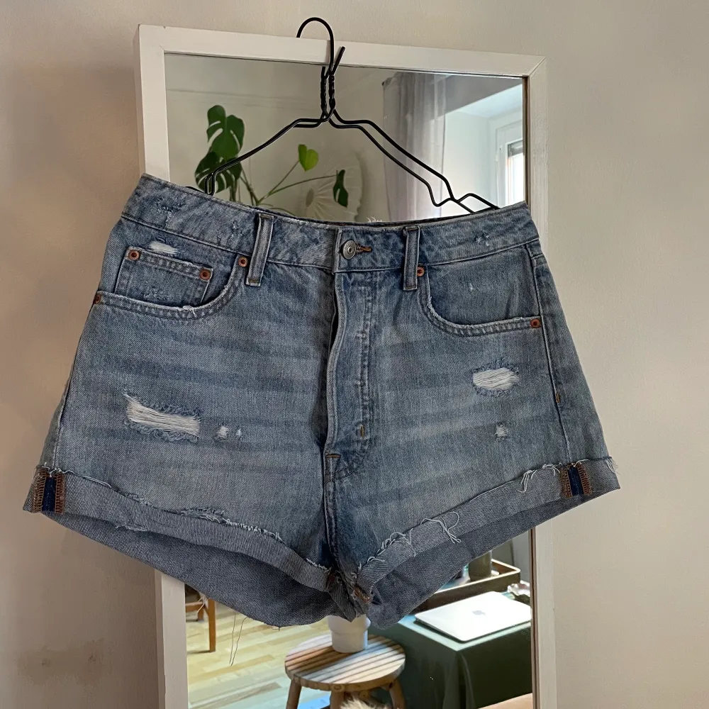 Shorts i storlek 40 från H&M. Hög midja med gylf med knappar och korta ben. I gott skick, sparsamt använda. . Shorts.