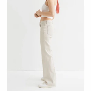 Lågmidjade jeans - Slutsålda beiga lågmidjade jeans från hm🚀 är ca 164 och bär 38 i dessa💕