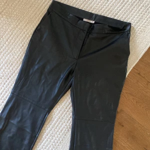 Skinnbyxor - Skitsnygga byxor ifrån wera i strl 40 men skulle säga att de passar en 36-38a! Bra kvalitet och i princip oanvända. Innerbenslängden är 65cm! Det är bara att höra av sig vid frågor eller om du är intresserad🌻