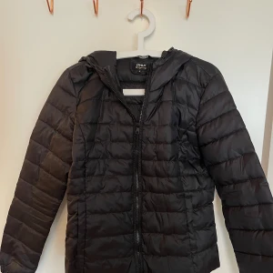 Tunn svart jacka från ONLY  - Storlek M, använd en gång.