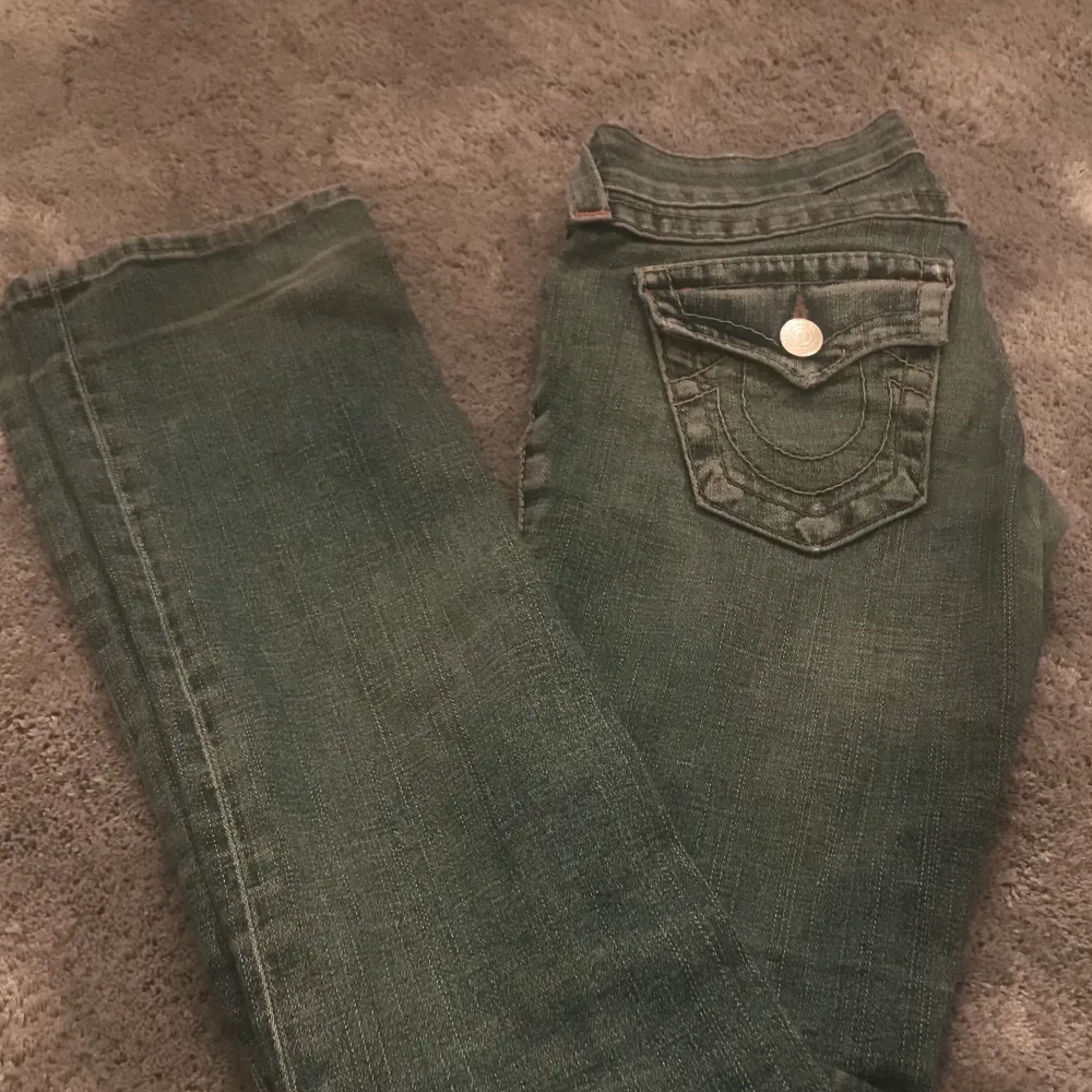 Sååå fina lågmidjade jeans från märket true religion. De är i bra skick (köpte secondhand men har aldrig använt dem) ❗️tryck inte på köp direkt endast Intressekoll❗️. Jeans & Byxor.