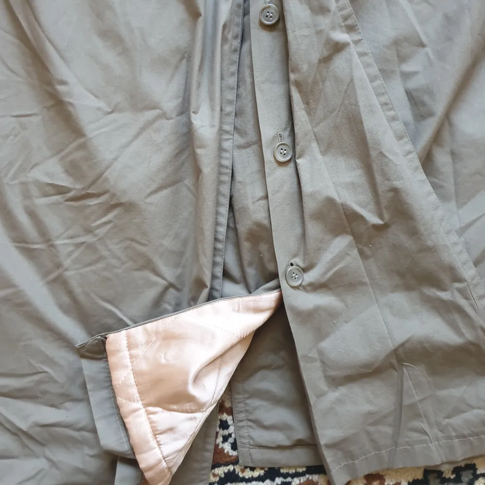 Unik retro kappa! Trenchcoat form och detaljer. Mycket söt insida. Fodrad som en tunn dunjacka.  Ej märkbart använd, väldigt fint skick. För stor för mig.  Skriv DM för fler bilder och mått!. Jackor.