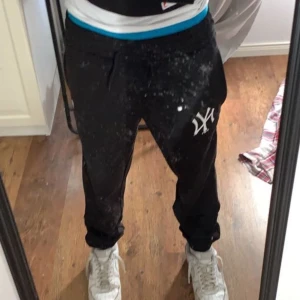 New era mjukis byxor.  - Översköna och feta har använt dom ca 2 gånger. Jag är 175 och dom sitter helt perfekt. Jag köpte en dress och fick med byxorna men dressen kostade 1000kr så 500 är ett bra pris enl mig. Priset går att diskuteras.