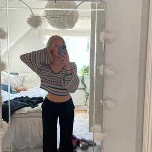 Randig tröja - Superfin färgglad tunnt-stickad tröja. Säljer pga. den kommer inte till användning längre. Hör av er vid intresse❤️‍🔥