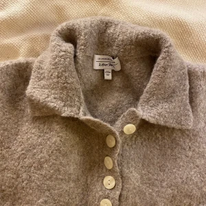 Mysig tröja! - En fin stickad topp från & other stories. Köptes second hand och misstänker att den har krympts i tvätten men fortfarande jättefin! Är alltså storlek S, men skulle säga att den passar bäst på en XS. 