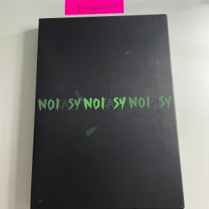 Skz noeasy album - Stray kids noeasy grön version album. innehåller cd, fotobok, lyrikbok och 1 av dlm 4 mini posters som visas på tredje bilden. 70kr+ frakt <3
