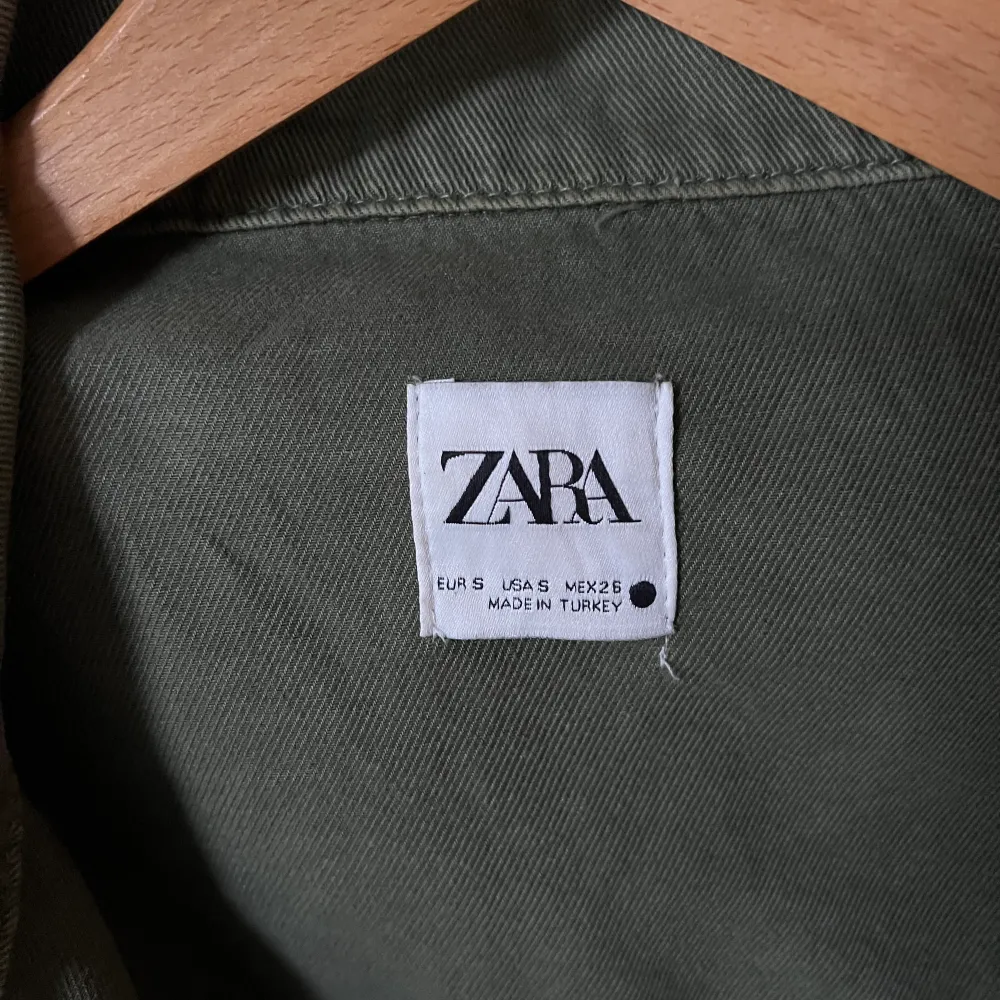 Militärgrön jeansjacka från Zara i storlek small. Perfekt för höst och vår. . Jackor.