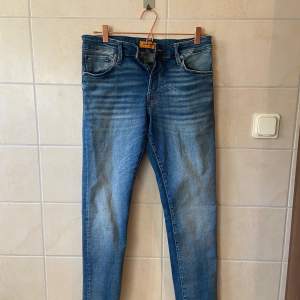 jeans från jack and jones i fint skick, 32-30 köparen står för frakten 