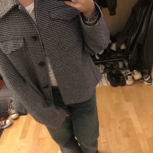 Weekday Jacka - Trendig rutig jack-kappa från weekday. Kommer inte till så mycket användning, känns helt ny.💕💖 Kan skicka, men du står för frakten! Nypris: 500kr