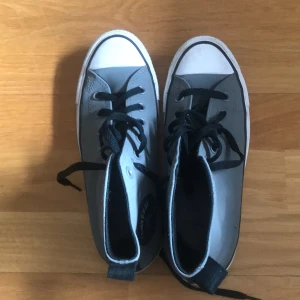 Converse storlek 37.5 - Säljer dom för dom kommer inte till användning bra skick har använt dom 2 gånger dom e äkta från JD sports. Köparen står för frakten 