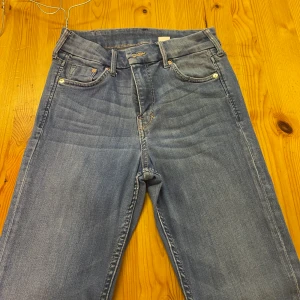 Jeans  - Ett par blåa jeans från HM, ganska tajta. Använt ganska mycket men de är i bra skick🥰