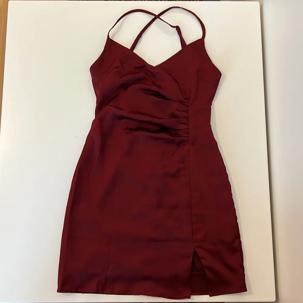 Vinröd klänning ALDRIG använd eftersom den var för liten för mig.  Denna modell finns inte längre på Showpo hemsidan. . Klänningar.