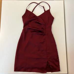 Vinröd klänning ALDRIG använd eftersom den var för liten för mig.  Denna modell finns inte längre på Showpo hemsidan. 