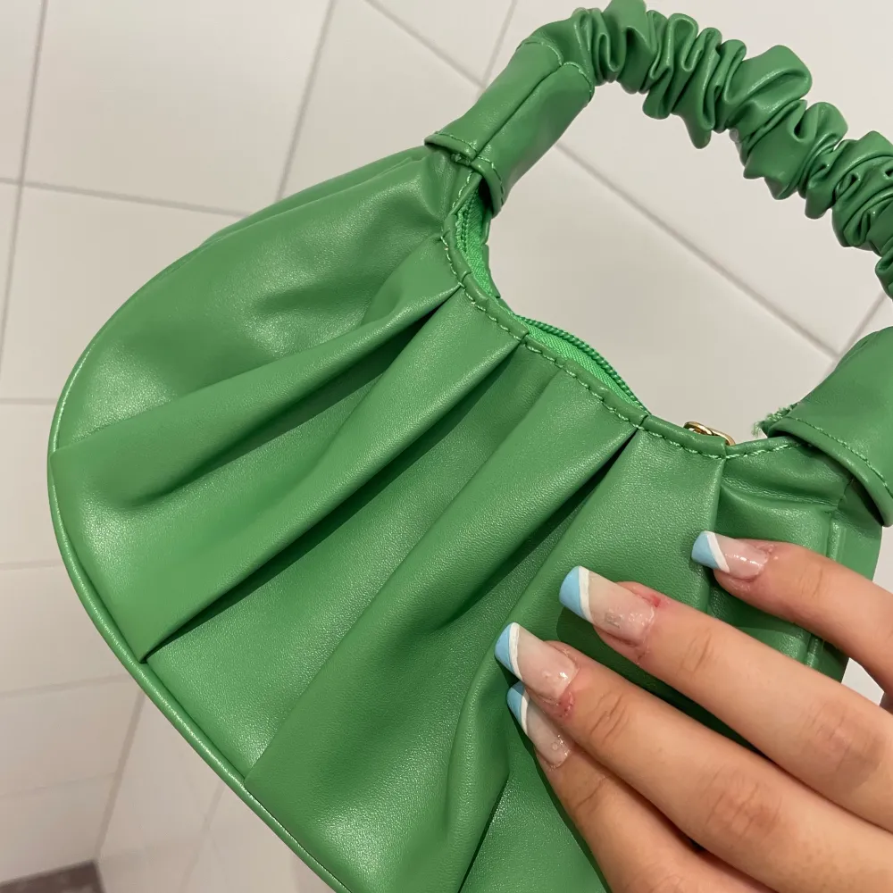 Denna super söta gröna väska som dessvärre inte kommer till användning!💚. Väskor.