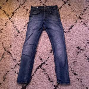 Jack&Jones jeans slim, sitter ganska tight på och är en lite mindre storlek. Inte använda på över 1 år men tvättade. Nypris 1000kr säljes 200kr