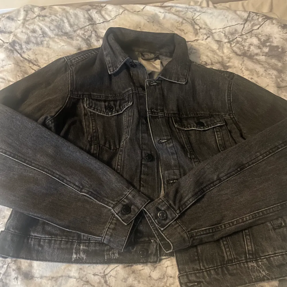 Säljer min helt nya jeans jacka märke syns på bilden storlek M! Ny pris 500+!. Jackor.