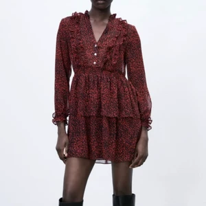 Mönstrad klänning - Superfin klänning ifrån zara. Köpte den i januari men har aldrig fått användning för den. Nypris 399. Jag säljer den för 300+frakt. Som sagt aldrig använd! 💕