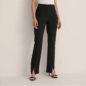 kostymbyxor med slits  - kostymbyxor med slits från nakd som tyvärr inte kommer till användning i storlek 34💕 säljs för 150kr+frakt💕