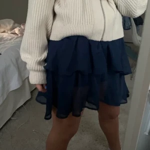 The new mörkblå volangkjol - ( lånad bild ) Säljer denna volangkjol för att den inte kommer till användning, använd max 2ggr. Inga fläckar och inte nopprig. Köpt för 400. Köp direkt för 320kr